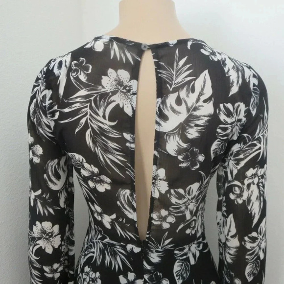 NWT Hollister Floral Dress Size Small Bell Sleeve - Picture 5 of 7
